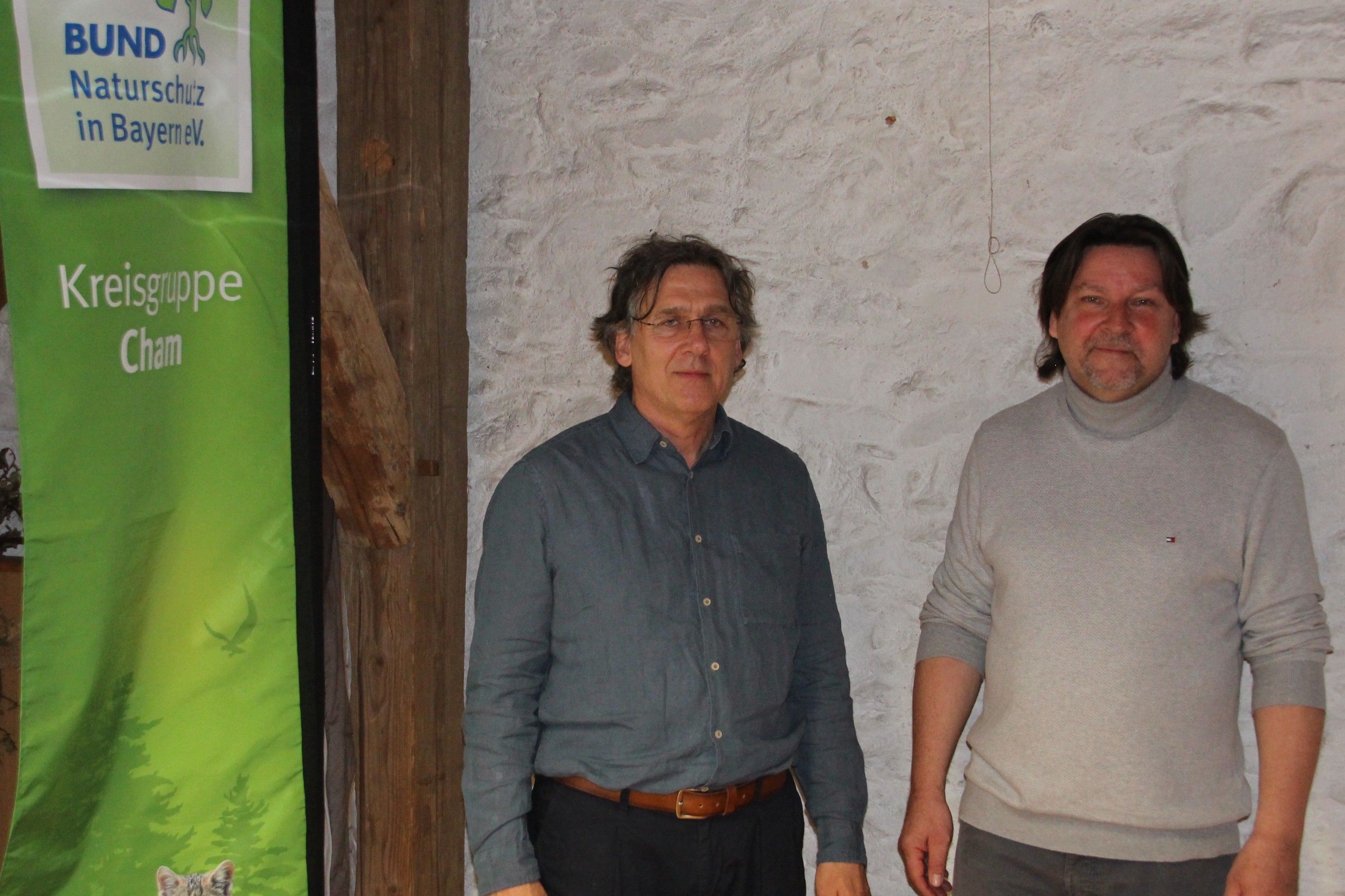 Links die Flag der Kreisgruppe Cham, daneben 2. Vorsitzender Roger Mayer, daneben Referent Ralph Sturm